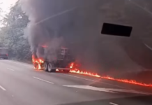 Incêndio destrói caminhão carregado com pedras em rodovia de Cubatão