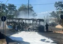 Ônibus escolar pega fogo e assusta moradores em Mirassol