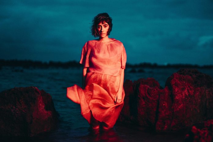 Juliana Linhares lança “Até Cansar o Cansaço”, este final de semana, no SESC Pompeia