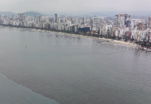 Mudança na cor do mar de praia em Santos deixa internautas intrigados; saiba o que aconteceu