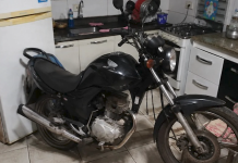 Homem estaciona moto na cozinha e ameaça por fogo no veículo para incendiar a companheira
