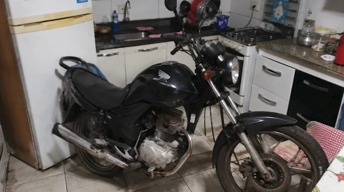 Homem estaciona moto no meio da cozinha e ameaça por fogo na casa para incendiar a companheira
