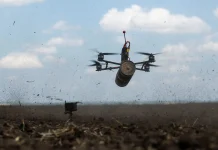 Vídeo mostra drone caçando vendedor na Ucrânia; ataques matam 5 na Rússia