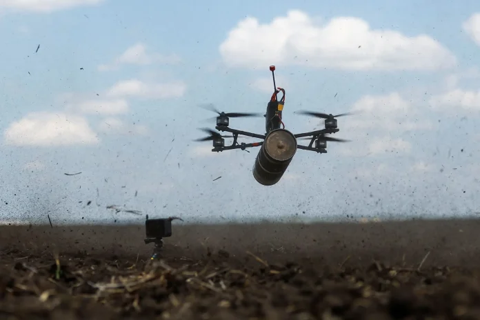 Drone russo a persegue vendedor de rua na ucrânia