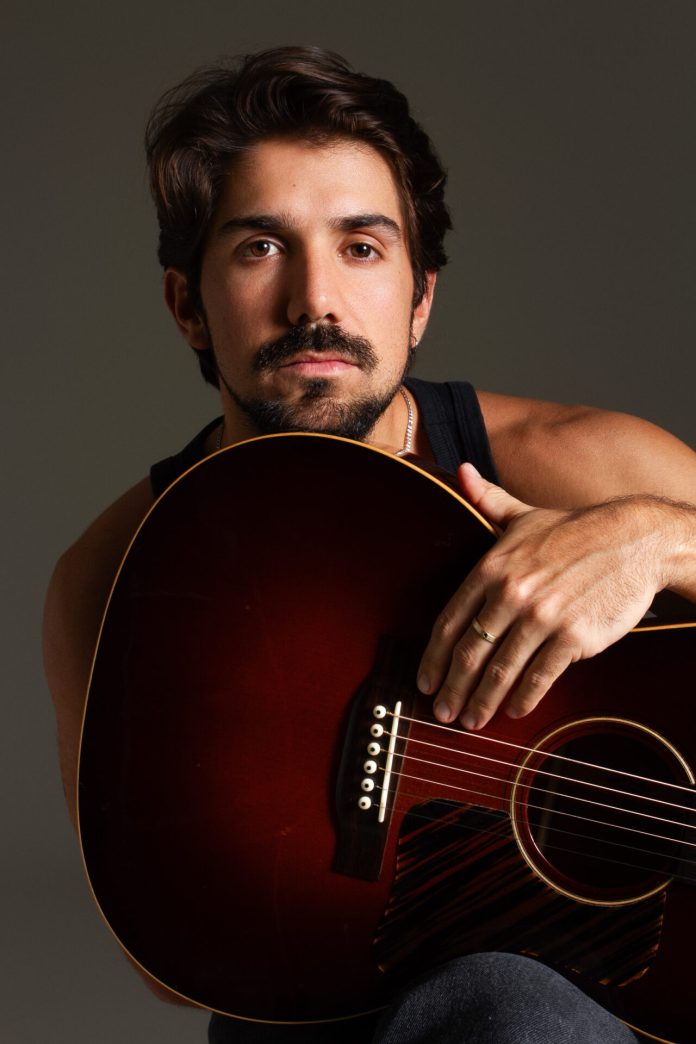 ‘Novo em Cena’: conheça Gabriel Gonti, voz do pop leve e da nova MPB que celebra 9 anos de carreira