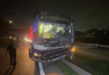 Ônibus é fechado por carreta, perde o controle e colide com defensa metálica em rodovia de Santos