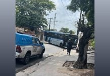 Ônibus são sequestrados e usados como barricadas em ruas do RJ após operação policial