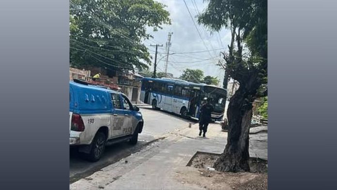 Ônibus são sequestrados e usados como barricadas em ruas do RJ após operação policial