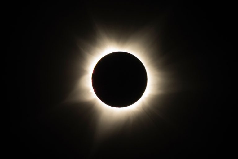 Eclipse solar cruza a Europa nesta quarta (12), mas não será visto do Brasil; entenda o motivo