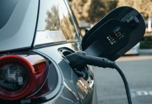 Carregar carro elétrico na tomada comum pode causar danos e até incêndios, alerta especialista