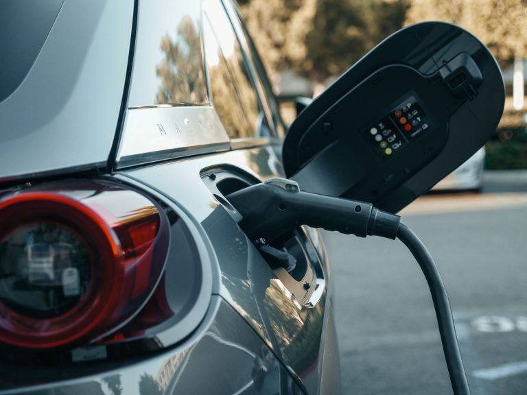 Carregar carro elétrico na tomada comum pode causar danos e até incêndios, alerta especialista