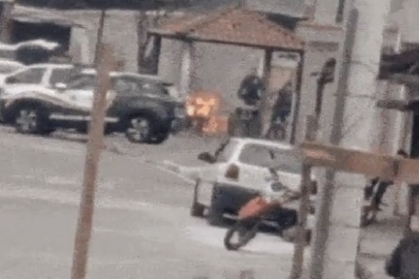 policiais militares sao filmados quebrando objetos e ateando fogo em praça na zona noroeste de santos nesta segunda (24)