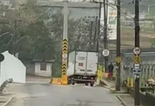 Após obra, poste de energia é deixado no meio da rua em Cubatão
