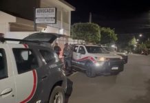 PM prende quatro homens por homicídio e apreende arma e munições