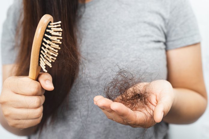 Queda de cabelo pode afetar autoestima e até relações sociais, alertam especialistas