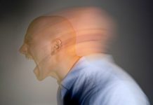 Surto psicótico: entenda o que é, quais os sintomas, as causas e como agir diante de um episódio
