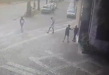 Polícia apreende adolescentes após ataque à idoso em saída de shopping em Santos; VÍDEO