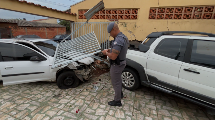 AGORA em Sumaré: Homem atira cinco vezes contra vítima, tenta fugir com o carro dela e termina com acidente dentro de residência