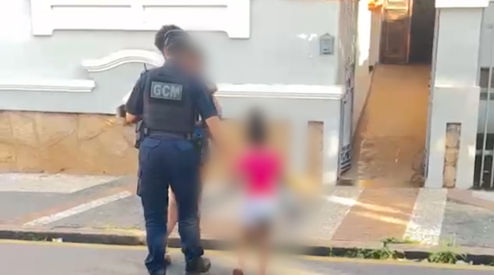 Jovem é encontrada vivendo em terminal de ônibus com os filhos após fugir de casa vítima de agressão doméstica