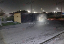 Carreta perde o controle e tomba em curva da Rodovia Anchieta