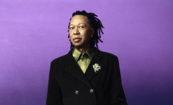 Trajetória e obra de Djavan se entrelaçam em nova biografia