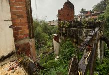 Imóvel desaba parcialmente após chuvas persistentes em São Sebastião