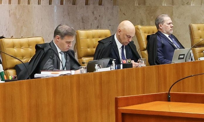 Fachin suspende sessão no STF com ministros rachados e sem decidir sobre análise de casos Moraes e Mendonça