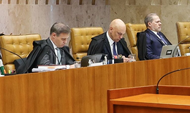 Fachin suspende sessão no STF com ministros rachados e sem decidir sobre análise de casos Moraes e Mendonça