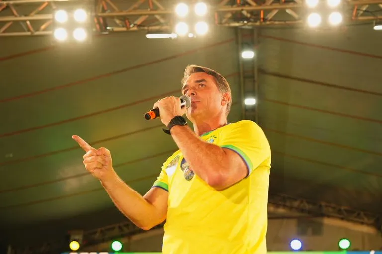Flávio Bolsonaro procura União-PP, que avalia apoio no 2º turno com garantia para Alcolumbre no Senado