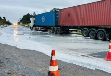 Caminhão derruba carga de resina e interdita rodovia em Barra do Turvo