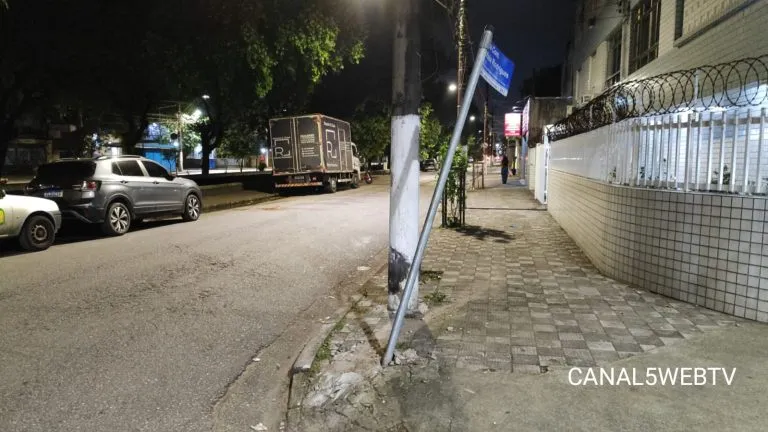 Acidente entre motociclista e ciclista deixa três pessoas feridas