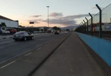 Colisão entre caminhão e motocicleta leva duas vítimas ao hospital