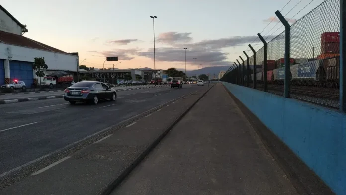 Colisão entre caminhão e motocicleta leva duas vítimas ao hospital