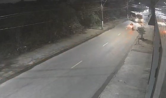 Colisão entre motocicleta e onibus deixa homem ferido em São Vicente; VEJA VÍDEO