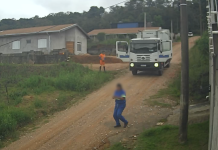 Coletor de lixo morre após cair de caminhão em movimento na cidade de Jundiaí