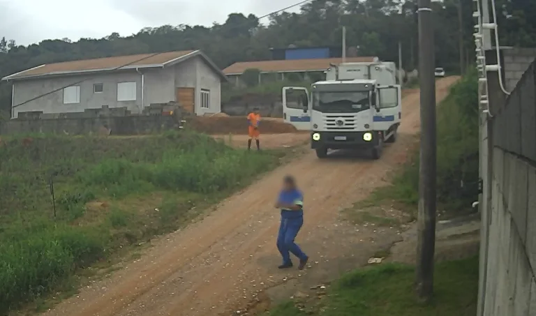 VÍDEO: Coletor de lixo morre após cair de caminhão em movimento na cidade de Jundiaí