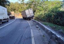 Caminhão perde controle após falha mecânica e paraliza trecho da Rodovia Anchieta