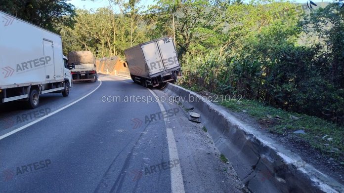CARRETA TOMBA CUBATÃO Caminhão perde controle após falha mecânica e paraliza trecho da Rodovia Anchieta