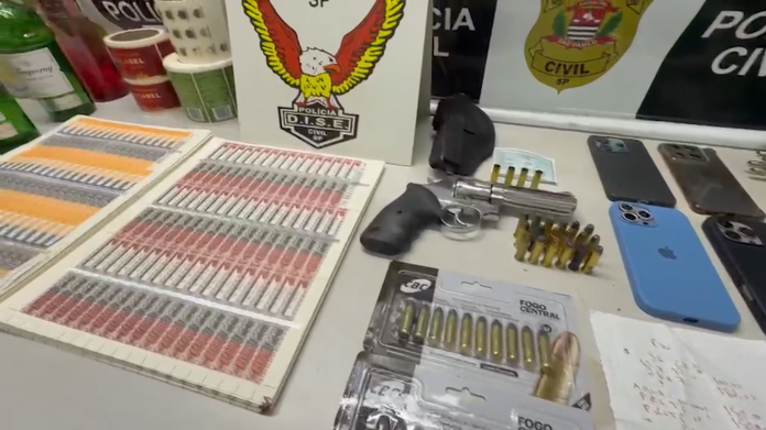 Dois homens são presos após polícia descobrir fábrica de bebidas falsificadas Dois homens são presos após polícia descobrir fábrica de bebidas falsificadas