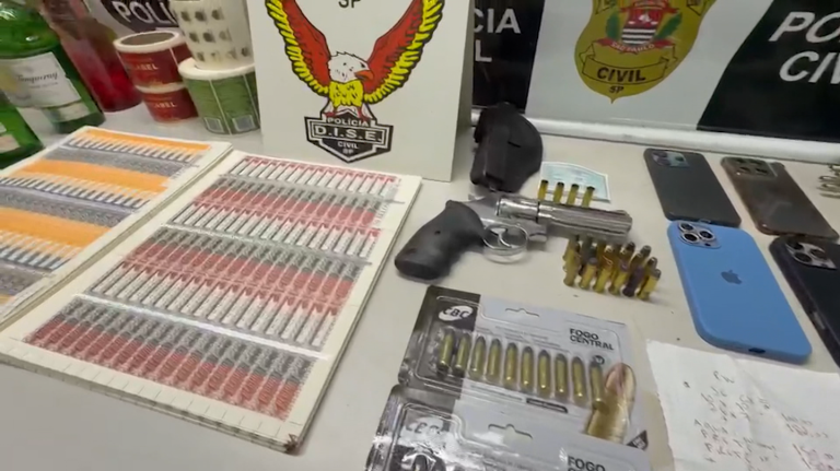 Dois homens são presos após polícia descobrir fábrica de bebidas falsificadas