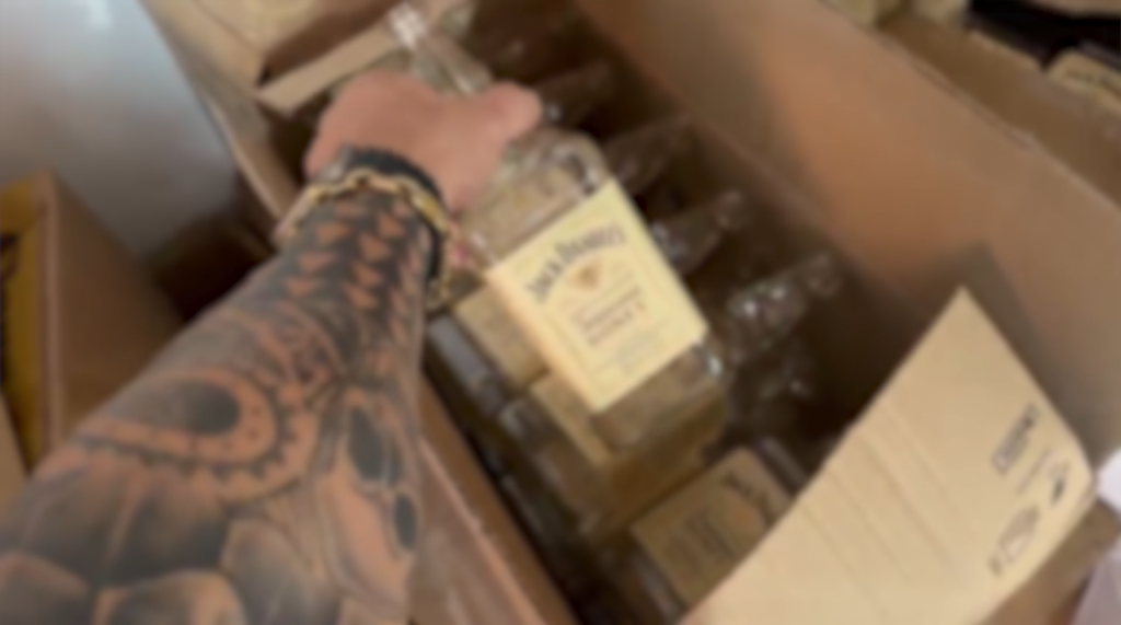 Dois homens são presos após polícia descobrir fábrica de bebidas falsificadas