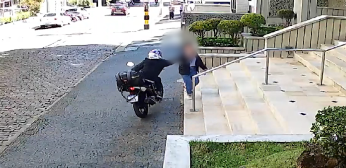 Motociclista tenta roubar celular de mulher na saída de consulta no Cambuí Motociclista tenta roubar celular de mulher na saída de consulta no Cambuí