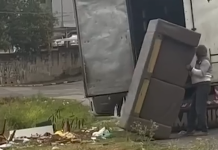 VÍDEO: Homem joga sofá em terreno e retira após ser confrontado