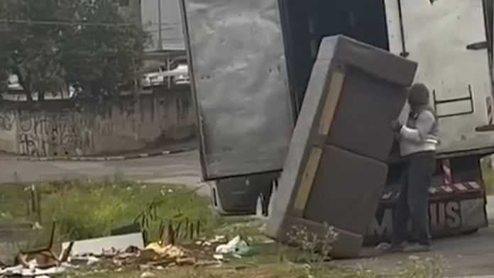 VÍDEO: Homem joga sofá em terreno e retira após ser confrontado