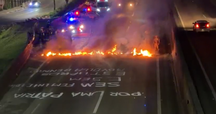 Mulheres queimam pneus e bloqueiam Santos Dumont em protesto contra feminicídios e estupros Mulheres queimam pneus e bloqueiam Santos Dumont em protesto contra feminicídios e estupros