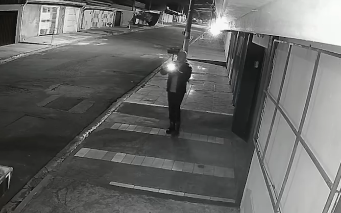 Homem é flagrado fotografando casas durante a noite em Paulínia Homem é flagrado fotografando casas durante a noite em Paulínia