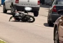 Mulher fica gravemente ferida após moto atingir traseira de carro na Beira Rio, em João Pessoa