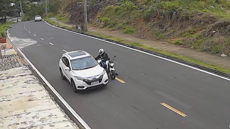 Mulher é assaltada dentro do carro por criminoso de moto em Campinas