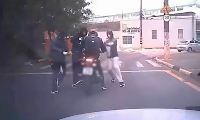Três assaltantes abordam motociclista e roubam moto em Campinas Três assaltantes abordam motociclista e roubam moto em Campinas