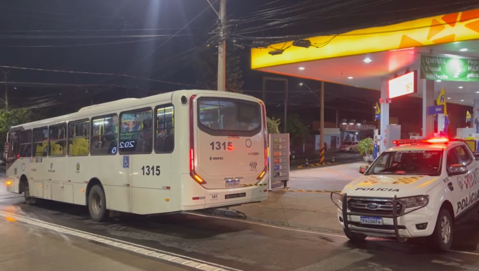 Homem que fugia da polícia é baleado e dupla é presa após se esconder em ônibus em Campinas Homem que fugia da polícia é baleado e dupla é presa após se esconder em ônibus em Campinas